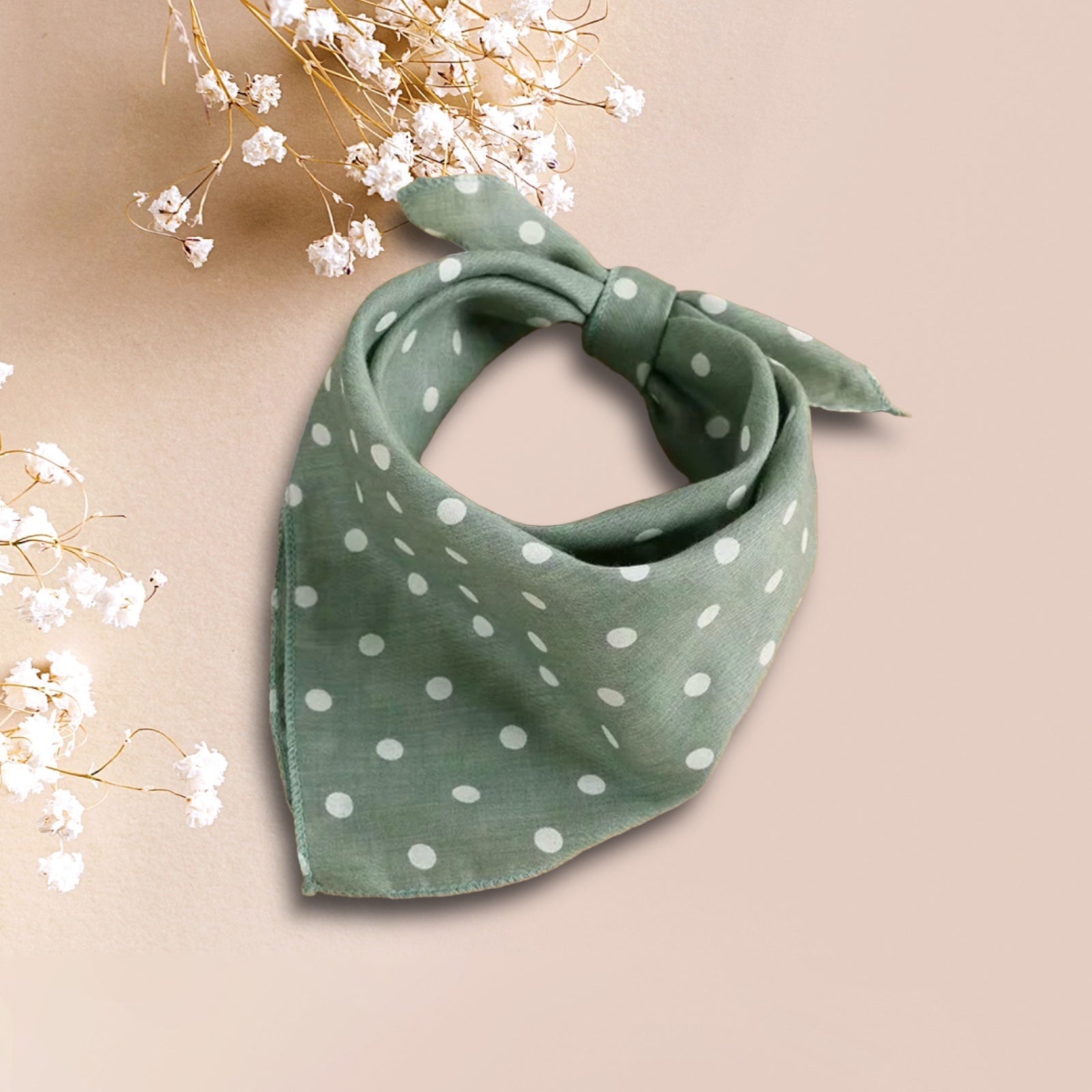 Stilfuld hundebandana i kakhi med prikker – Et must-have!