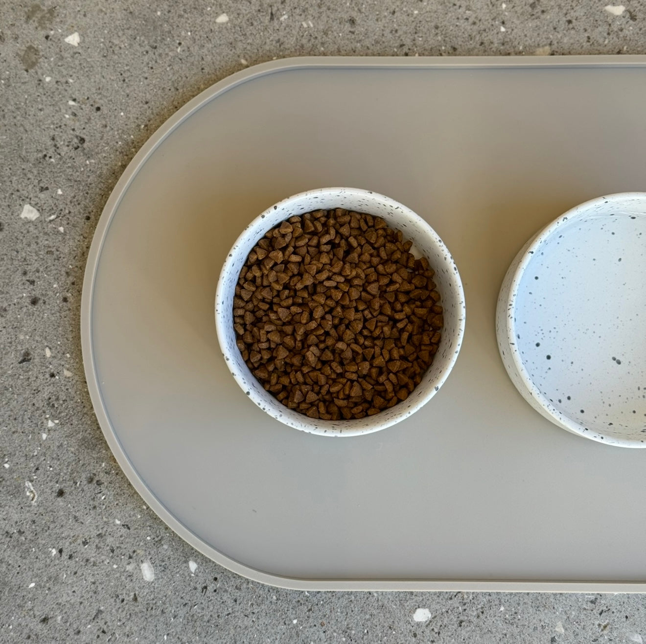 Doodle Dog Skåleunderlag – Elegant Beige til Hunden