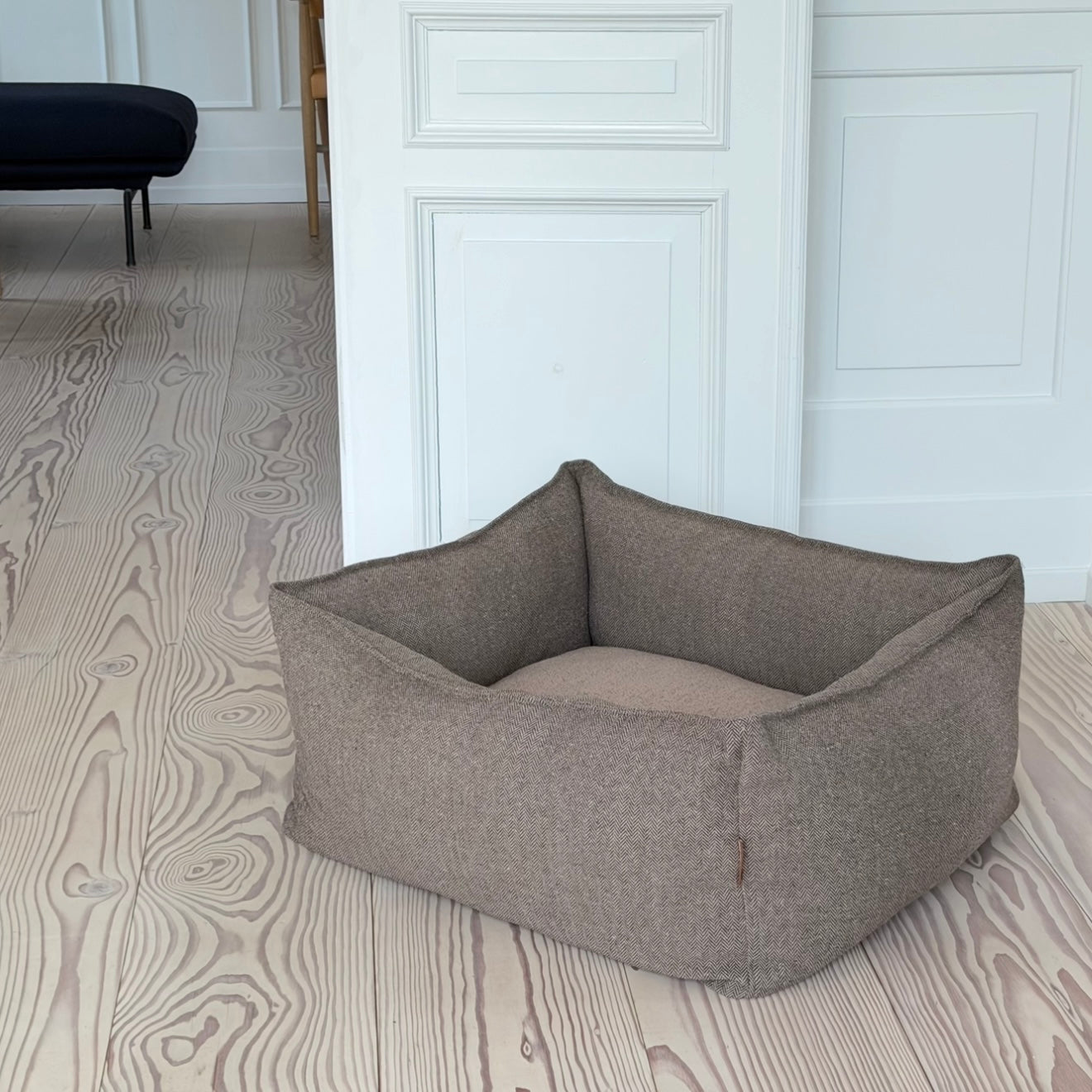 Carl Hundekurven   Brun Tweed Medium