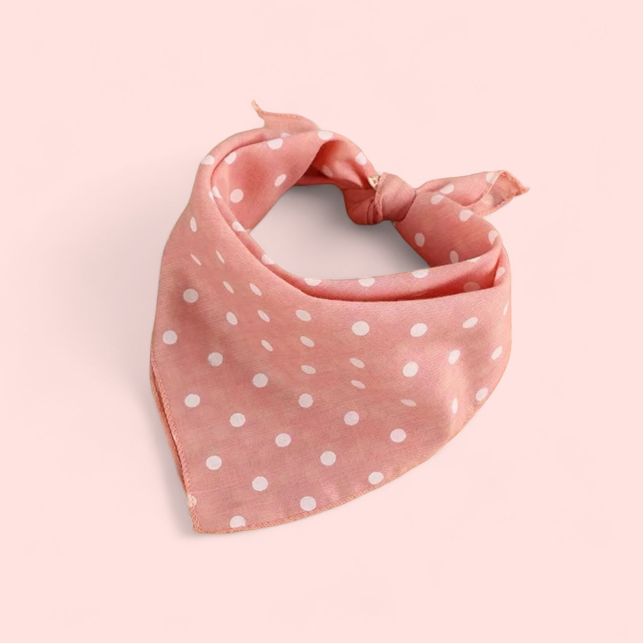 Stilfuld kakhi hundebandana med prikker – et must-have!