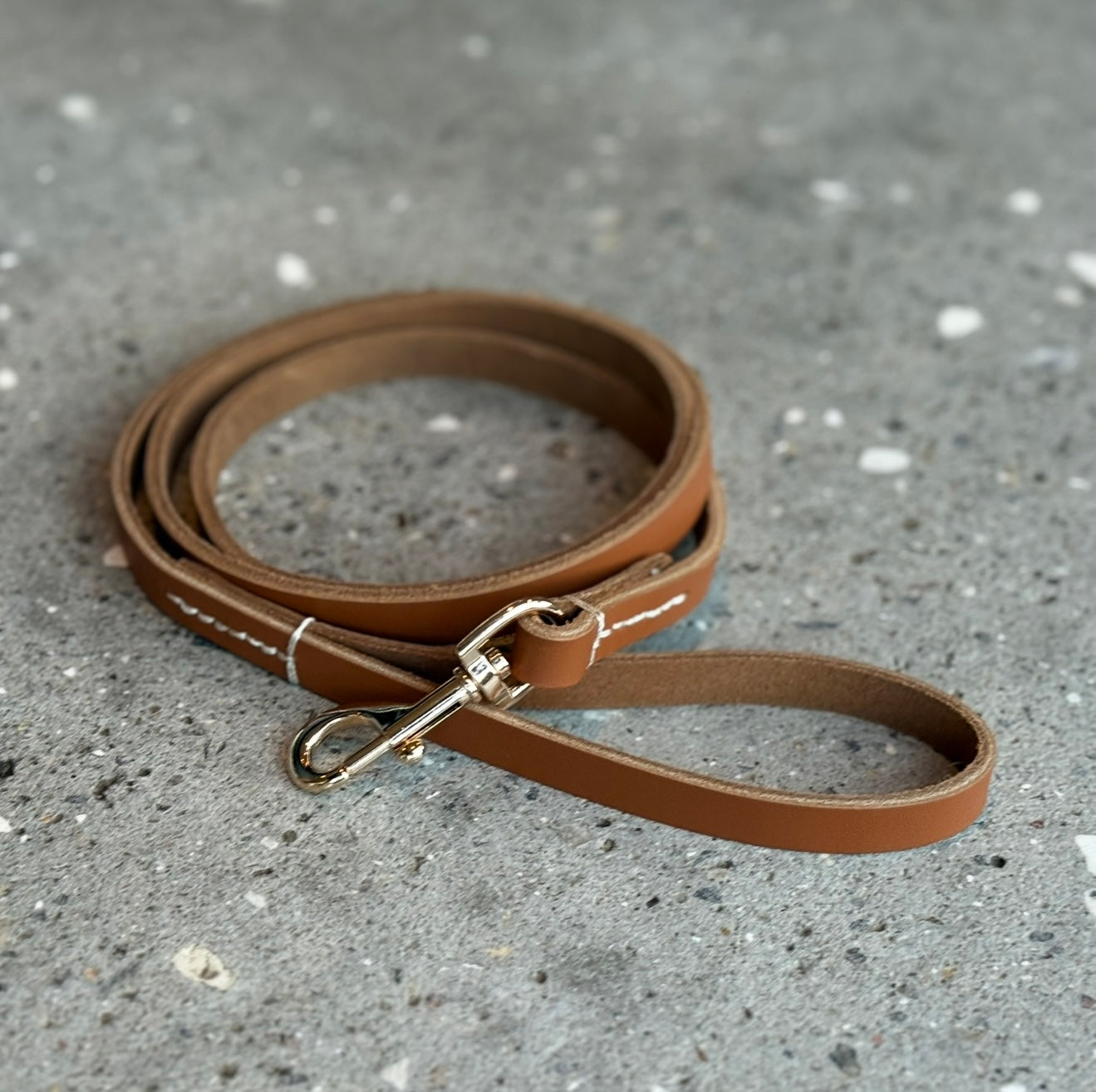 Elegant Hundesnor i Cognac Læder – Stil og Holdbarhed